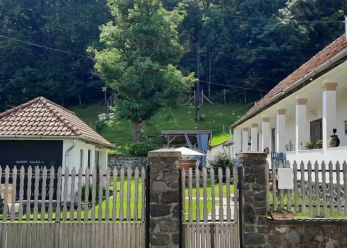 Kiskilenc Vendeghaz Апартаменты Szarvasko